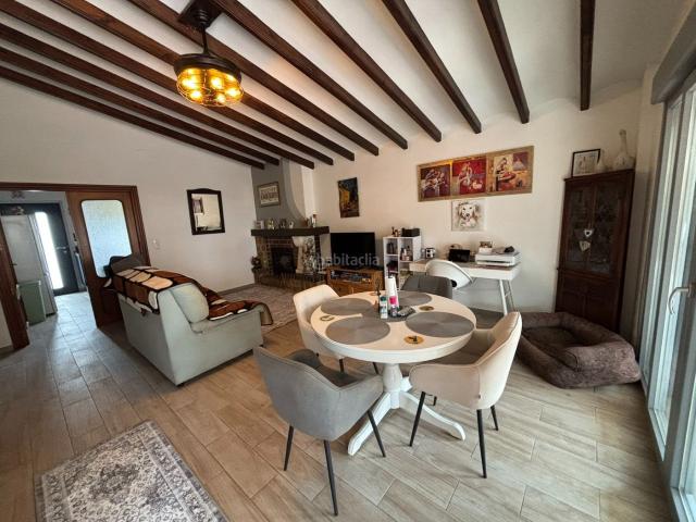 Casa en venta en Petrer. Nos complace presentar esta oportunidad única de adquirir una villa verdaderamente especial en la exclusiva comunidad de Lloma Bad. Casas.