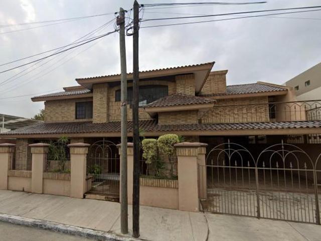 Casa en venta en Petrolera con 581 m2 de superficie de terreno y 5 recámaras