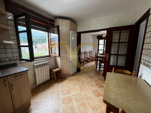 Casa en venta en Peñamellera Baja. Amplia casa de seis dormitorios en Panes. Casas Peñamellera.