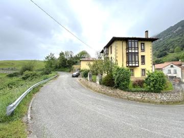 Casa en venta en Peñamellera Baja. Casa montañesa con vistas y gran parcela en Narganes, Asturias. Casas Peñamellera.