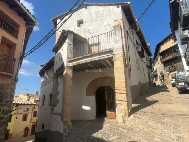 Casa en venta en Peñarroya de Tastavins. Casa señorial con varios apartamentos y local comercial en Peñarroya de Tastavins. Casas Peñarroya de.