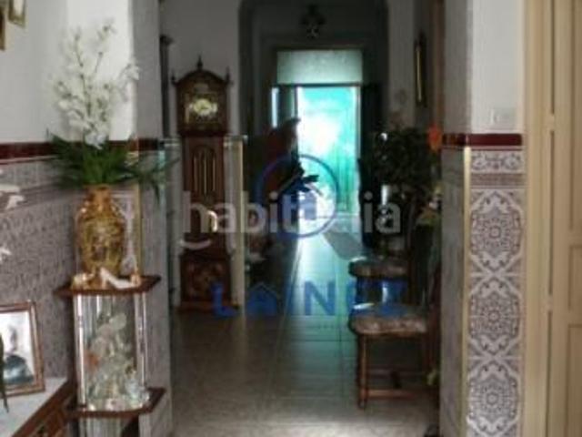 Casa en venta en Peñarroya Pueblonuevo. Casa compuesta por: 5 dormitorios, salón comedor con chimenea, baño aseo, cocina campestre y terraza. Planta alta diáfana. Casas Peñarroya.