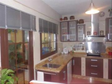 Casa en venta en Peñarroya Pueblonuevo. Casa DE 2 PLANTAS. Compuesta por: Planta baja: 3 dormitorios, salita, salón comedor, cocina, 1 baño completo y otro baño en el pa. Casas Peñarroya.