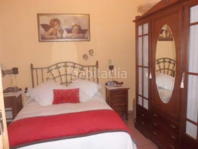Casa en venta en Peñarroya Pueblonuevo. Casa DE 2 PLANTAS. Compuesta por: Planta baja: 3 dormitorios, salita, salón comedor, cocina, 1 baño completo y otro baño en el pa. Casas Peñarroya.