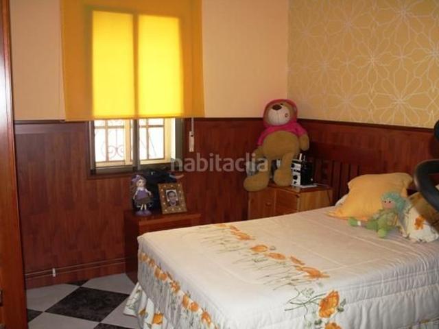 Casa en venta en Peñarroya Pueblonuevo. ¡Dúplex en el distrito de Pueblonuevo! con una superficie total de 230 m2. La casa consta de 4 dormitorios, salita, gran salón com. Casas Peñarroya.