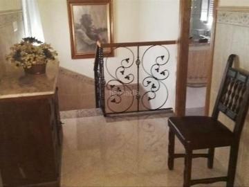 Casa en venta en Peñarroya Pueblonuevo. Ideal dúplex en Peñarroya Pueblonuevo con una superficie total de 140 m2. La vivienda se distribuye en dos plantas. La planta baja. Casas Peñarroya.