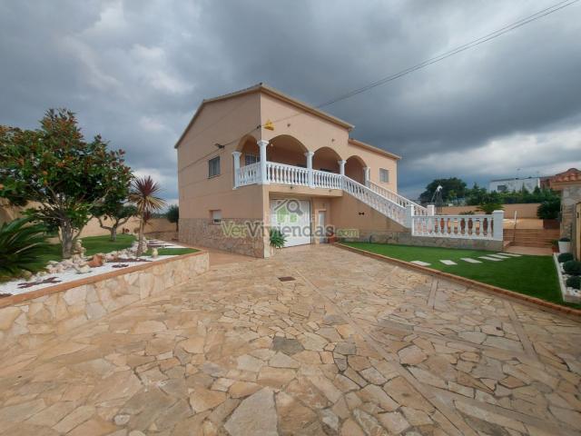Casa en venta en Piera. Espectacular casa con piscina. Casas.