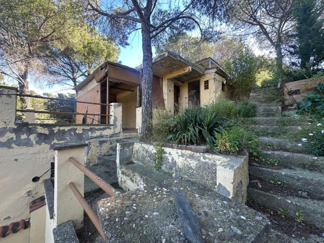 Casa en venta en Piera. Vivienda a reformar completamente en Piera una base con potencial para crear un proyecto a medida. Casas.