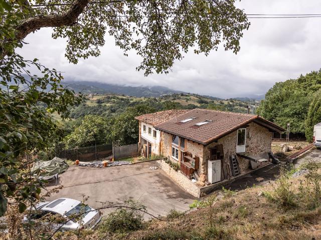 Casa en venta en Piloña. Joya rural en Asturias con vistas a los Picos de Europa y 60.000 m de terreno. Casas.