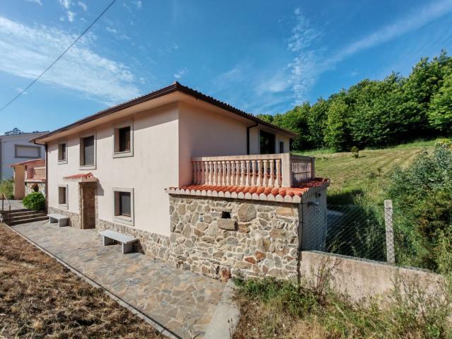 Casa en venta en Pino O. preciosa casa de piedra totalmente restaurada a 400 m del camino de santiago y 15 minutos del aeropuerto de santiago. Casas Pino.