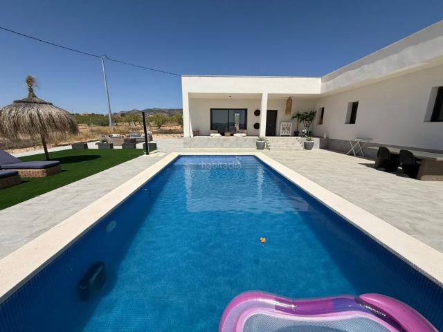 Casa en venta en Pinoso. Hay propiedades cuyo verdadero lujo reside en el espacio, el silencio y la sensación de libertad. A tan solo cinco minutos del cen. Casas.