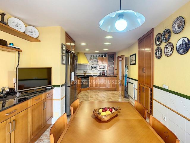 Casa en venta en Pineda de Mar, Les Creus. Venta de casa con local comercial y ascensor en Pineda de Mar. Casas Pineda de.