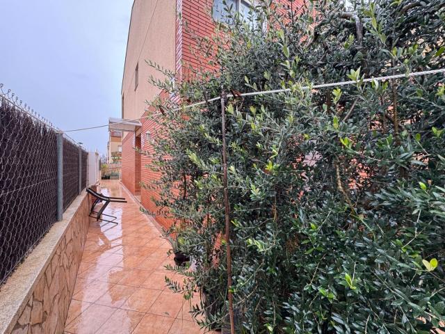 Casa en venta en Pira. Espectacular casa esquinera a tres vientos para entrar a vivir con gran patio, cuatro habitaciones, baño, aseo y gran garaje, impe. Casas.
