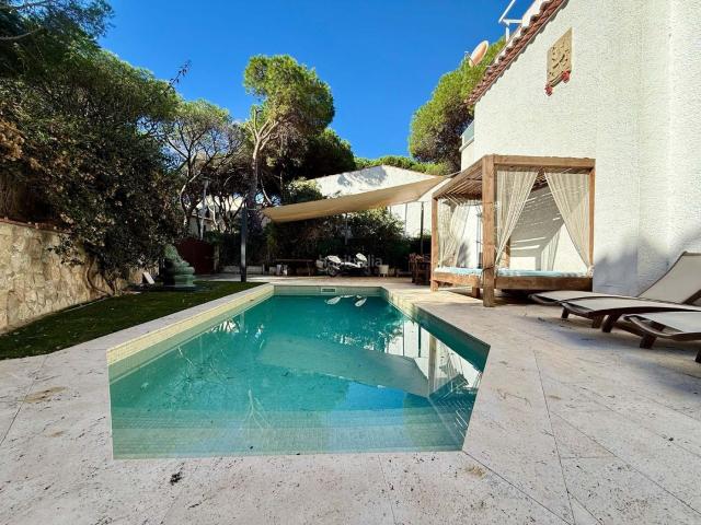 Casa en venta en Platja d´Aro, Centre Platja Costa Brava. Extraordinaria villa situada en el centro de Platja dAro, al lado de la playa. Casas Platja.