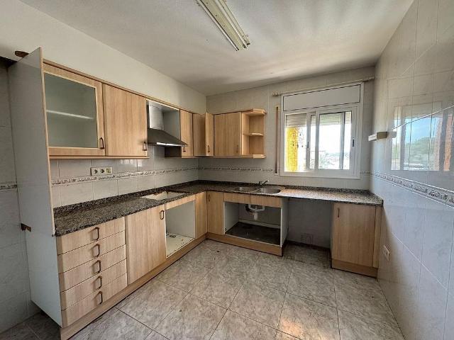 Casa en venta en plaza De la Generalitat, Camarles, de 193 m² 4 habitaciones por 159.000