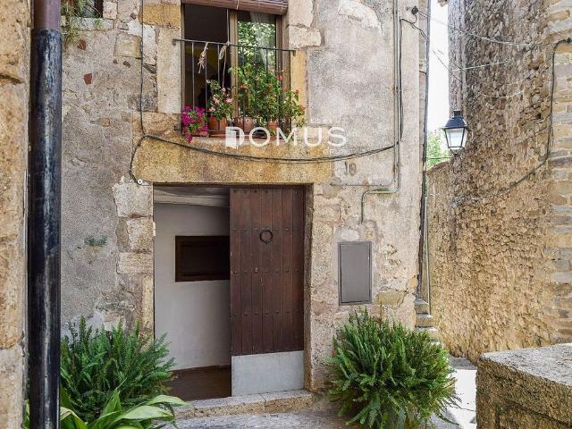 Casa en venta en plaza De la Llibertat, Besalú, de 284 m² 3 habitaciones por 295.000