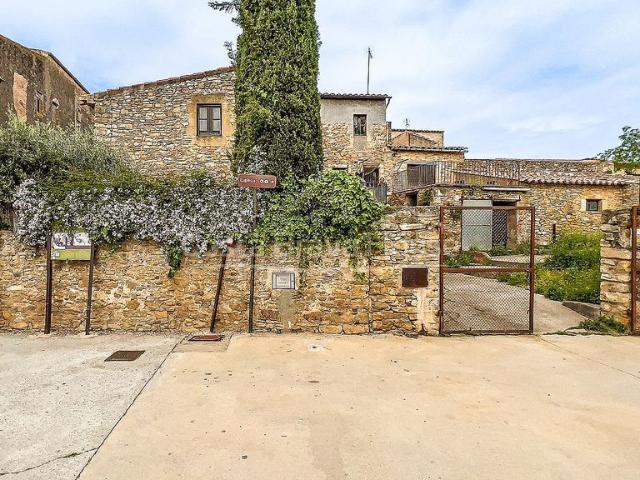 Casa en venta en plaza De Les Voltes, Forallac, de 312 m² 3 habitaciones por 595.000