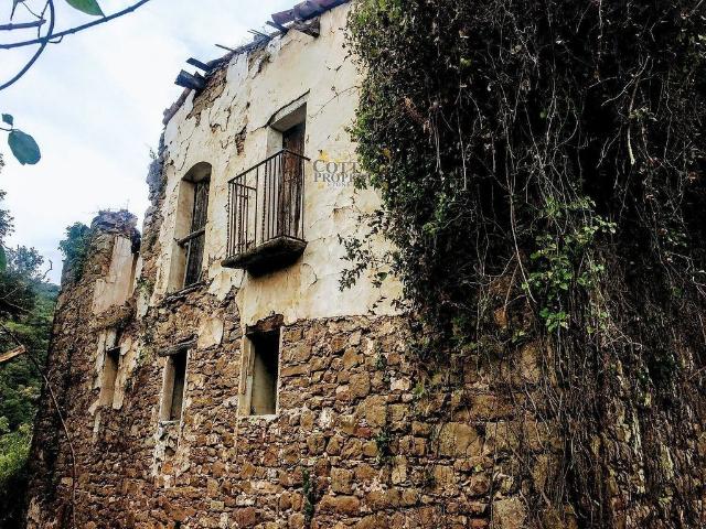 Casa en venta en plaza Del Prat de Sant Pere, Besalú, de 800 m² 3 habitaciones por 298.000