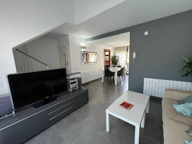 Casa en venta en plaza Gràcia, Cubelles, de 115 m² 4 habitaciones por 460.000