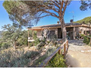 Casa en venta en plena montaña con piscina y vistas al mar en Cabrera de Mar