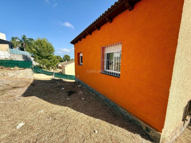 Casa en venta en Pobla de Montornès La. Casa unifamiliar de 2 habitaciones con amplia parcela de más de 500 m en Urb. Flor de Almendro, La Pobla de Montornès. Casas Pobla de Montornès.