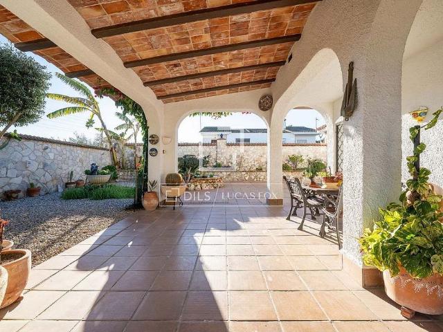 Chalet en venta en calle Garraf, Pobla de Montornès, la, de 264 m² 4 habitaciones por 419.000