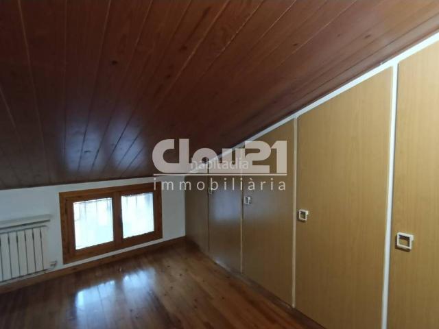 Casa en venta en Pobla de Lillet La. Exclusiva casa unifamiliar con local comercial y dúplex reformado en La Pobla de Lillet. Casas Pobla de Lillet.