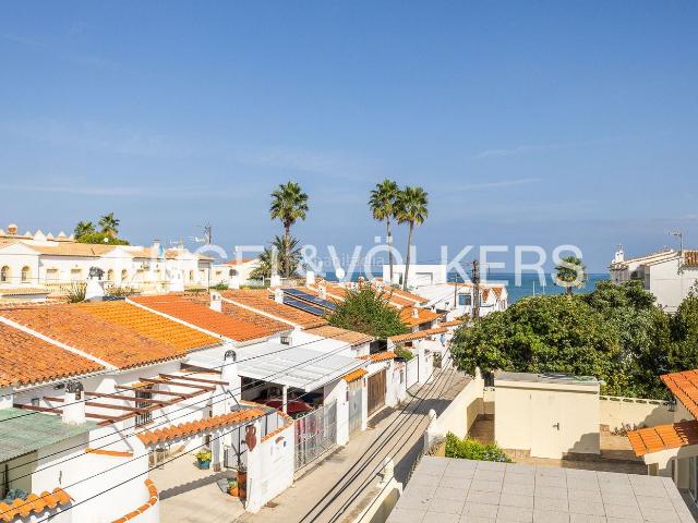 Casa en venta en Poblets els. dosado de 3 plantas con vistas al mar y gran potencial en Els Poblets. Casas Poblets.