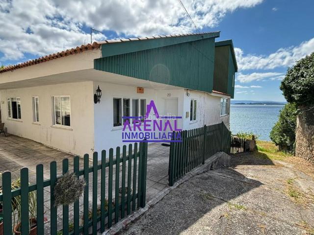 Casa en venta en Pobra do Caramiñal A. Casa en 1ª línea con jardín. Casas Pobra do Caramiñal.