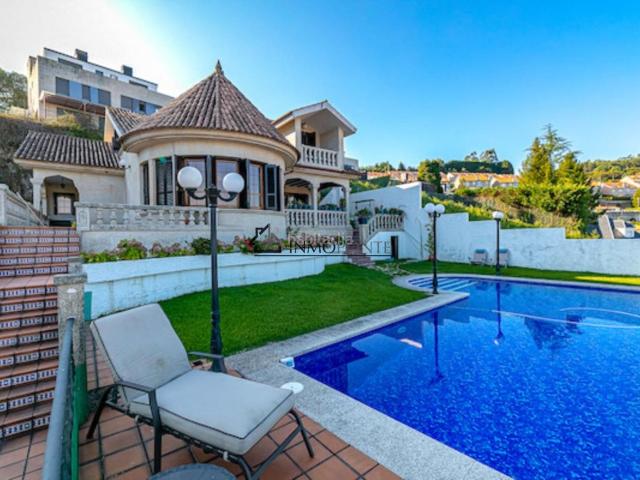Casa en venta en Poio, San Salvador Caeira. Espectacular chalet de piedra sobre una parcela de 802 m2 con muy bonitas vistas a Pontevedra ciudad y ría, muy soleada de 410 m2. Casas.