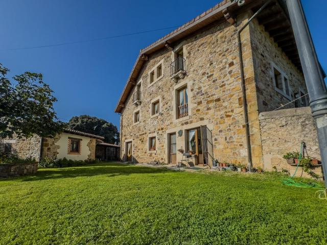 Casa en venta en Polanco. EXCLUSIVA VILLA DE PIEDRA CON VISTAS DESPEJADAS, PERFECTA PARA VIVIR O INVERTIR. Casas.