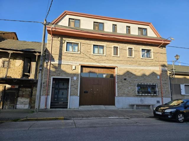 Casa en venta en Ponferrada, Compostilla Columbrianos. Casa con terreno. Casas.