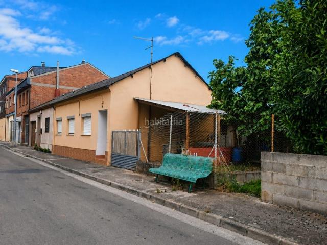 Casa en venta en Ponferrada, Cuatro Vientos. Casa de planta baja con patio y jardín. Casas.