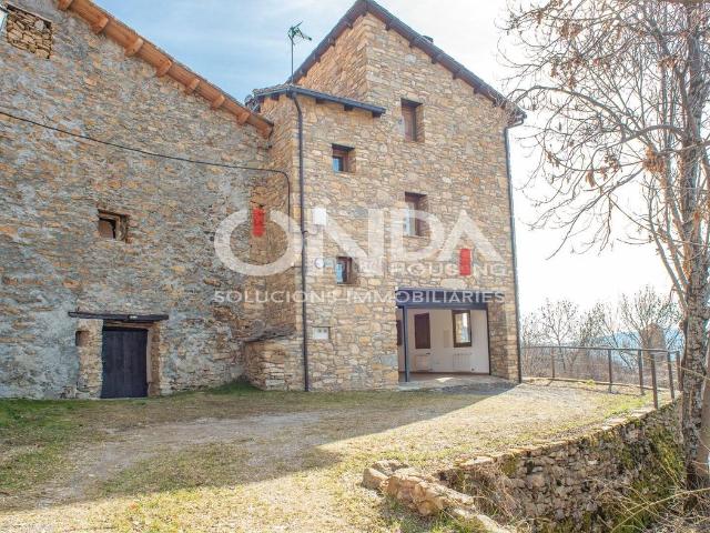 Casa en venta en Pont de Suert El Pirineos. Amplia y luminosa casa con jardín en el corazón del Pirineo. Casas Pont de Suert.