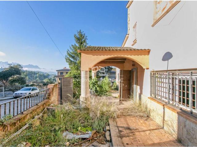 Casa en venta en Pont de Vilomara i Rocafort El. Pont de Vilomara en Marquet Paradís Casa unifamiliar se vende con cargas pendientes Infórmese condiciones. Casas Pont de Vilomara i Rocafort.