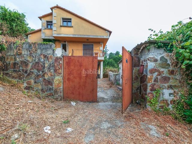 Casa en venta en Ponteareas. Gran oportunidad de comprar una casa independiente en Ponteareas Pontevedra.Con una superficie de 444 m se divide en planta sótan. Casas.