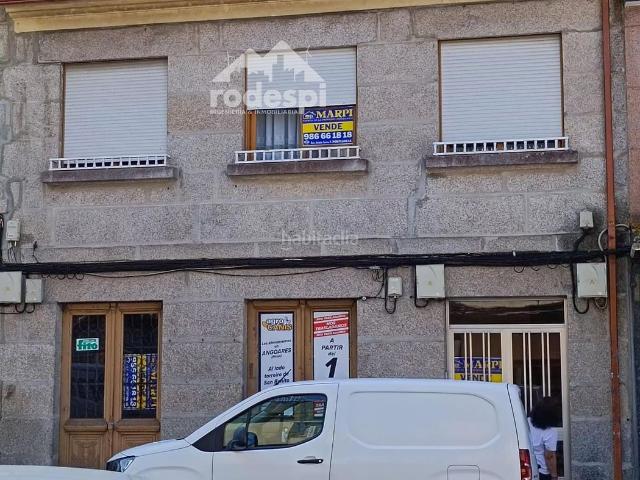 Casa en venta en Ponteareas. VENTA DE CASA DE PLANTA ALTA EN EL CENTRO DE PONTEAREAS. Casas.