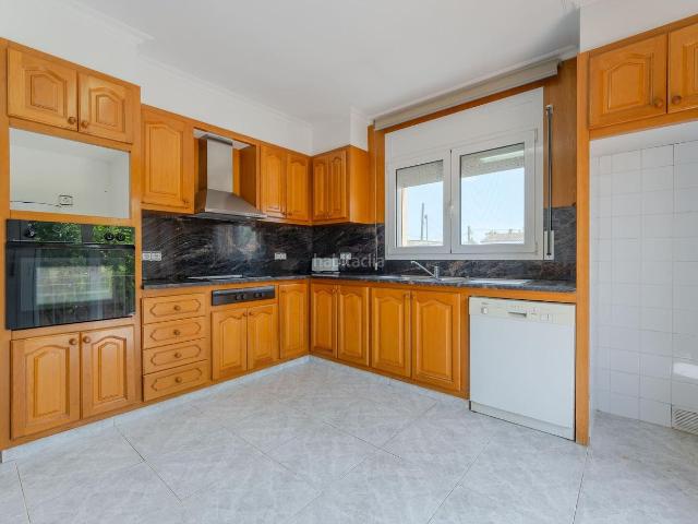 Casa en venta en Porqueres. Casa en venta en Les Pedreres con cinco dormitorios, jardín y un amplio garaje. Casas.