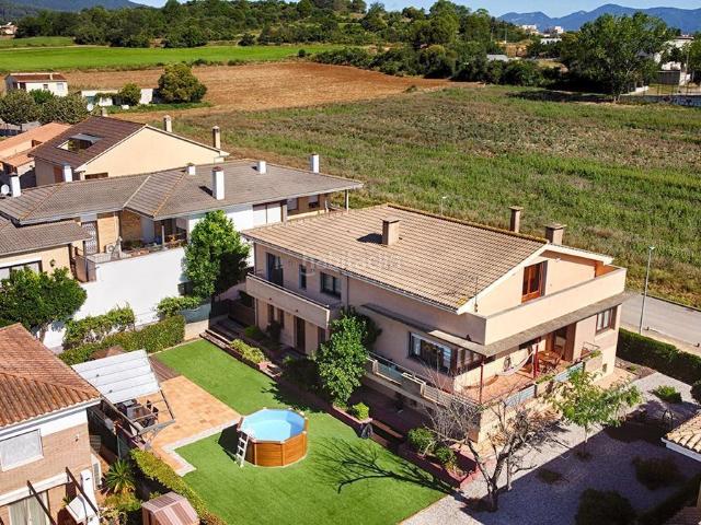 Casa en venta en Porqueres. FANTASTICA CASA EN VENTA EN PORQUERES. Casas.