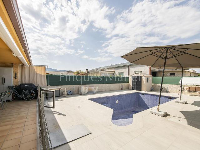 Casa en venta en Porqueres. Magnífica casa en venda a Porqueres amb jardí i piscina. Casas.