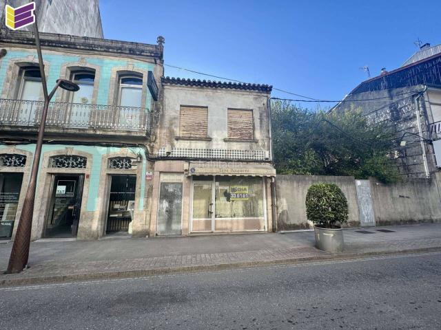 Casa en venta en Porriño O. Casa para reformar con terreno hacia Cª Ramiranes y Cª Estación. Ideal para edificio de 4 plantas. Casas Porriño.
