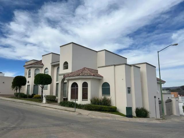 CASA EN VENTA EN PORTA FONTANA CON ESPACIOS INIGUALABLES