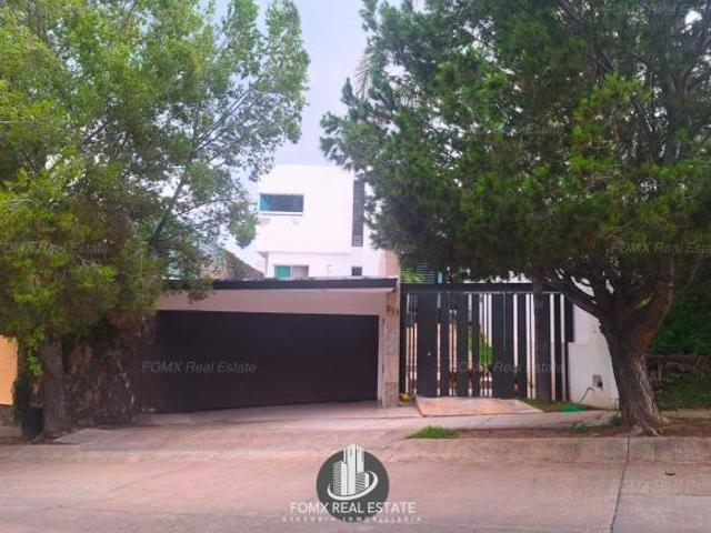Casa en venta en Porta Fontana de 4 recámaras