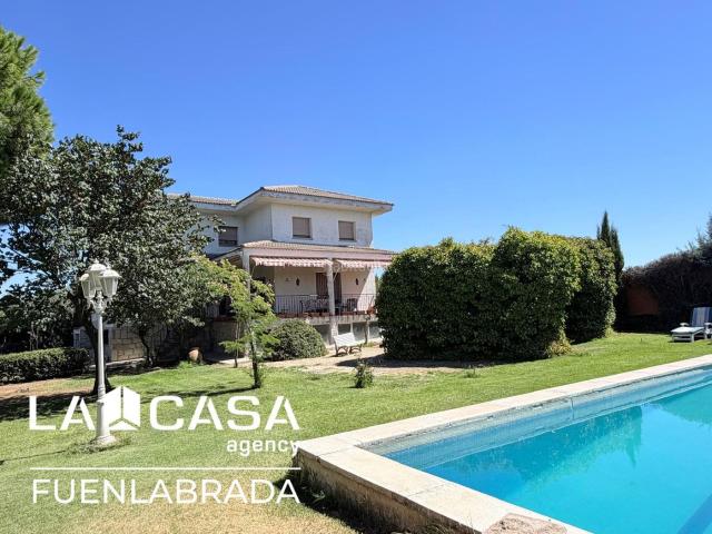 Casa en venta en Portillo de Toledo. Casa independiente de 552 m2 con piscina, squash y dos parcelas en Portillo de Toledo. Casas Portillo de.
