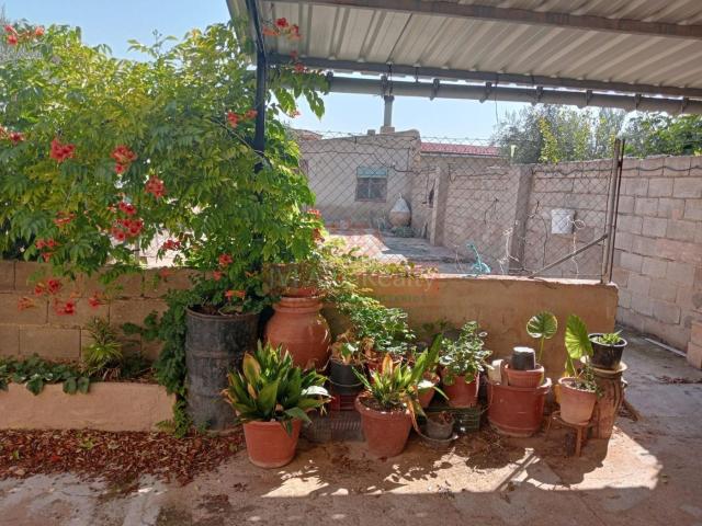 Casa en venta en Pozohondo. INTERESANTE CASA EN VENTA EN NAVA DE ABAJO CON GARAJE Y NAVE INDUSTRIAL. Casas.