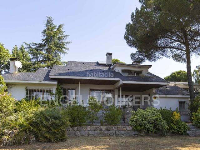 Casa en venta en Pozuelo de Alarcón, Somosaguas. Chalet independiente con gran parcela y lindando con la Casa de Campo. Casas Pozuelo de.