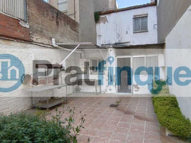 Casa en venta en Prat de Llobregat El, Centre. CASA EN SOLAR A DOS CALLES EDIFICABLES POR AMBAS CALLES. Casas Prat de Llobregat.