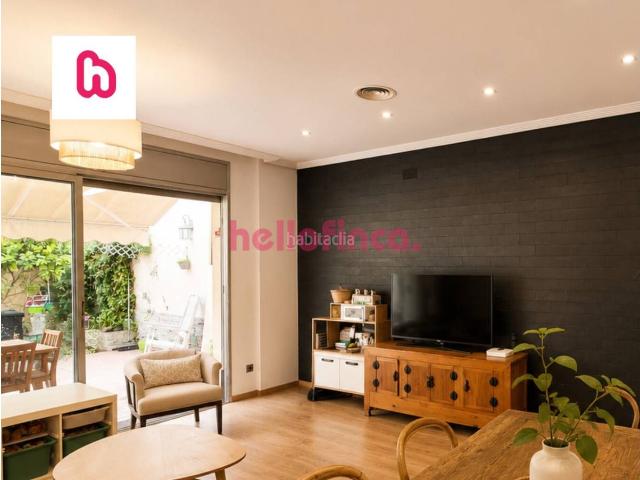 Casa en venta en Prat de Llobregat El, Centre. Luminosa casa con terraza en El Prat de Llobregat, confort y excelente ubicación. Casas Prat de Llobregat.
