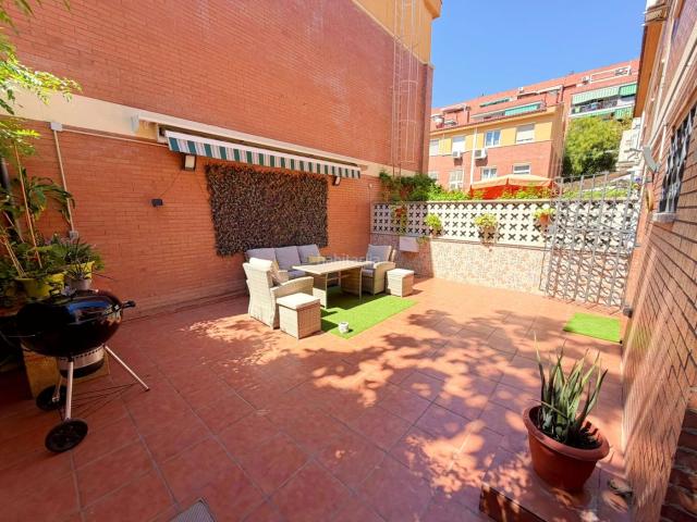 Casa en venta en Prat de Llobregat El, Sagnier Plaça de Catalunya. ESPECTACULAR CASA CON GARAJE, TERRAZA JARDÍN, 3 DORMITORIOS Y 3 BAÑOS. Casas Prat de Llobregat.