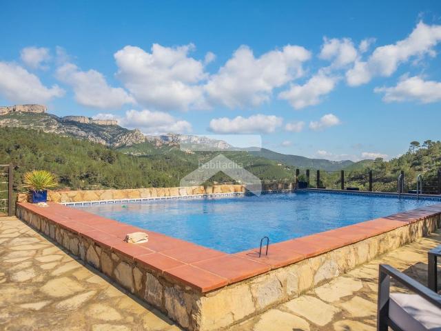 Casa en venta en Pratdip Costa Dorada. Vistas a la sierra, piscina panorámica y playa a minutos. Casas.